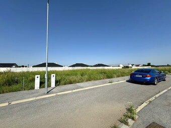 Krásny stavebný pozemok s platným stavebným povolením a proj - 3
