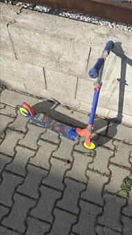 🛴 Detská kolobežka – farebná, nastaviteľná, super stav 🌈 - 3