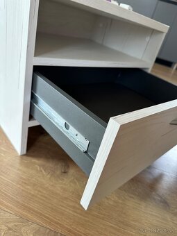 Manželská posteľ 180x200 ,2 nočné stolìky , rošt - 3
