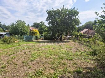 Exkluzívne na predaj vidiecky dom v Hosťovciach, pozemok... - 3