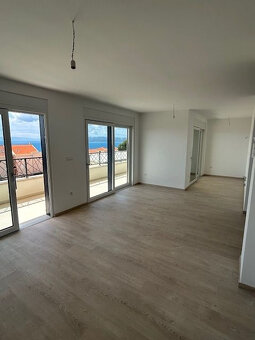 4 izb. Chorvátsko, Makarska, 122m2, terasa, p.2/3, 2x parkin - 3