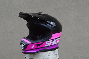 shot čierno ružová helma prilba a okuliare - 3