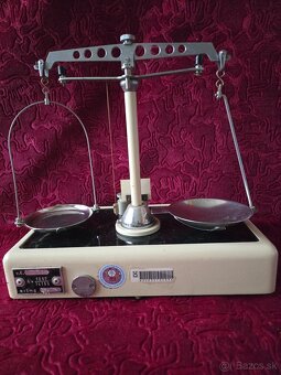 Laboratórne vahy. - 3