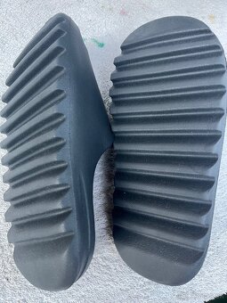 Yeezy slides - 3