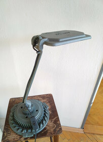 Stolná lampa zo strojných dielov - 3