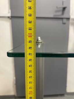 Industrialny stolik z tvrdeneho skla s brzdovym kotučom - 3