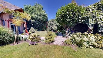 6 izbový rodinný dom s jedinečnou architektúrou,pozemok 1061 - 3