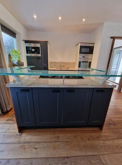 Kuchyně v moderně-venkovském stylu s ostrůvkem - 3