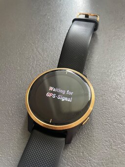 GARMIN VENU ZLATÉ S ČIERNYM REMIENKOM - 3