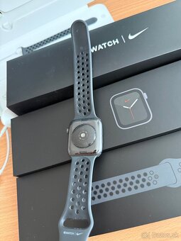Apple watch SE 44mm space gray nike band - 3