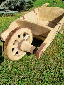 Starý drevený fúrik - tragač - barrow - wheelbarrow - 3