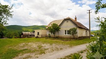 Exkluzívne na predaj gazdovský rodinný dom s pozemkom o rozl - 3