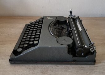 Starožitný písací stroj HERMES Baby z roku 1940 - 3