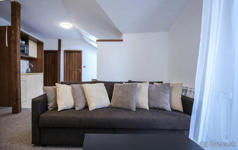 NA PREDAJ: PRIESTRANNÝ 3IZBOVÝ APARTMÁN VO VEĽKEJ LOMNICI - 3