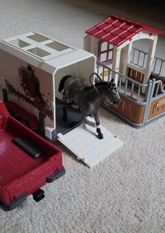 Schleich set auto, prives, stajna, konik - 3