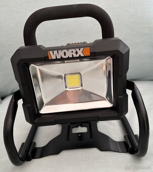 Aku pracovné svetlo WORX 20V WX026.9 s AKU a NABÍJAČKOU 150E - 3