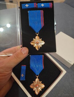 2 odznaky Padakovi specialisti a 2 odznaky za vernosť - 3