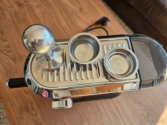 Predám pákový kávovar DeLonghi Dedica EC680.R - 3