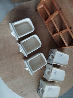 Polička s keramickými koreničkami - Ditmar Urbach - 3