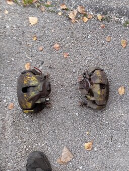 Brzdový strmeň Audi A4 b6 - 3