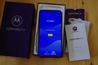 MOTOROLA ONE ZOOM - 3
