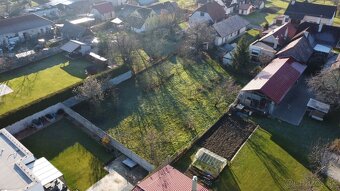 Na predaj veľký pozemok 1459 m² so starším RD v Bystričanoch - 3