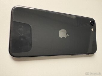 iPhone SE 2020 64GB cierny + novy kabel + nove sluchadla - 3