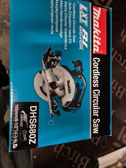 Nová Aku okružní pila Makita DHS680Z - 3