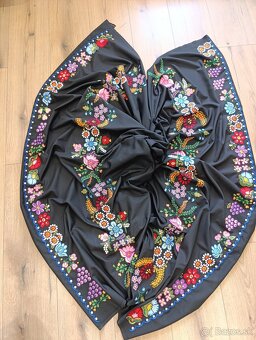 Vyšívaná sukňa so zásterou - 3