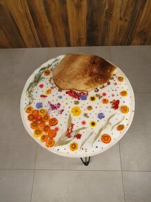epoxidový stôl s orechom a kvetmi, hodiny z epoxidu - 3