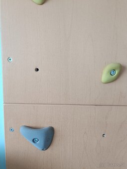 Predám kvalitnú detskú lezeckú stenu 2,4m x 1,25m - 3