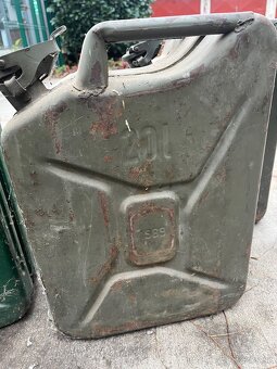 Kanistre na benzím - 3