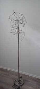 Predám stojacu lampu s možnosťou regulovania svetla. kontakt - 3