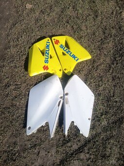 Suzuki rm 250 plasty - 3