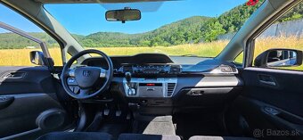 Honda FR-V 6-miestne - 3