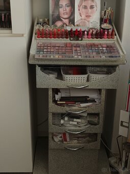 Predám veľký plastový stojan/organizér do salónu - 3