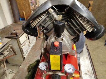 Vzduchový kompresor Hecht - 3