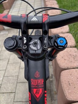 Predám zjazdový bicykel Commencal supreme V4 DH Race - 3