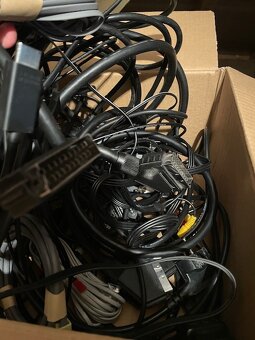 Predám krabicu plnú káblov – mix rôznych typov - 3