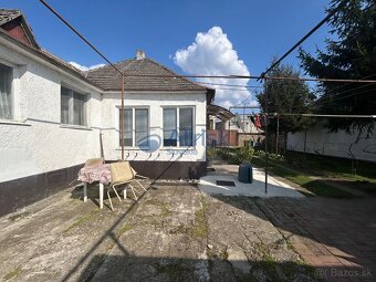 Starší zachovalý rodinný dom v tichej ulici v obci Hájske - 3