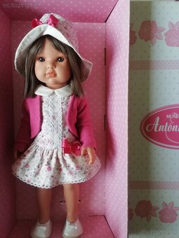 Realisticka babika A. Juan v klobuku 45 cm - 3