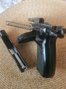Predam sam. pištol Cz vz.83 - 3