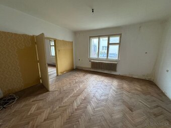 - výhradný predaj rodinného domu s predzáhradkou - 3