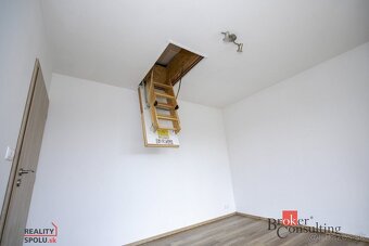 NA PREDAJ Jedinečný rodinný dom, tiché okolie, nádherné vý - 3