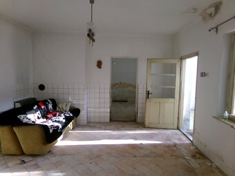 Na predaj veľký pozemok 2885m2 so starším domom v obci Žikav - 3