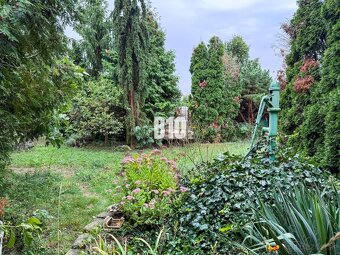 Priestranný rodinný dom s garážou na veľkom pozemku v obci V - 3