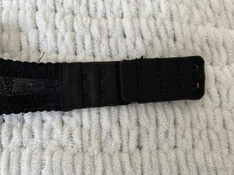 ČIERNA ČIPKOVANÁ PODPRSENKA - 3