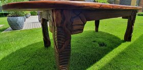 Vyrezávaný kiaat wood interiérový stôl s loveckou tematikou - 3