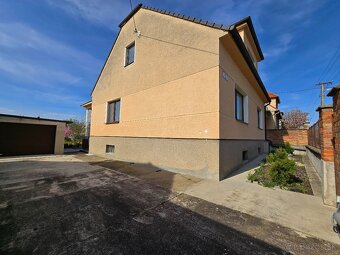 Holíč: Na predaj 4-izbový rodinný dom s 3 garážami - 3