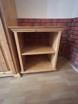 Skriňa z smrekového masívu a stolík - 3